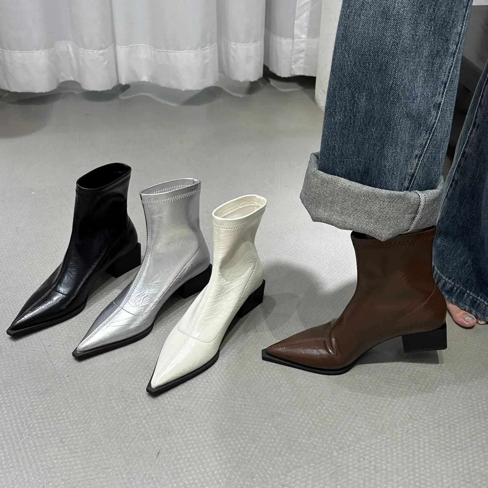 Botas femininas de dedo apontado, bota curta feminina, salto baixo quadrado, calçado casual, moda, outono, inverno, 2024