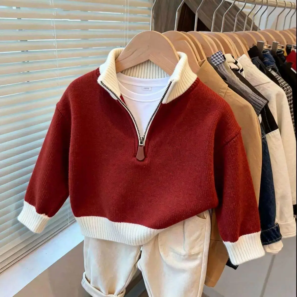 Roter Kinderpullover Herbst/Winter Neuer Stil Jungen Kapuzenpullover mit Reißverschluss Neujahrs-Oberteil
