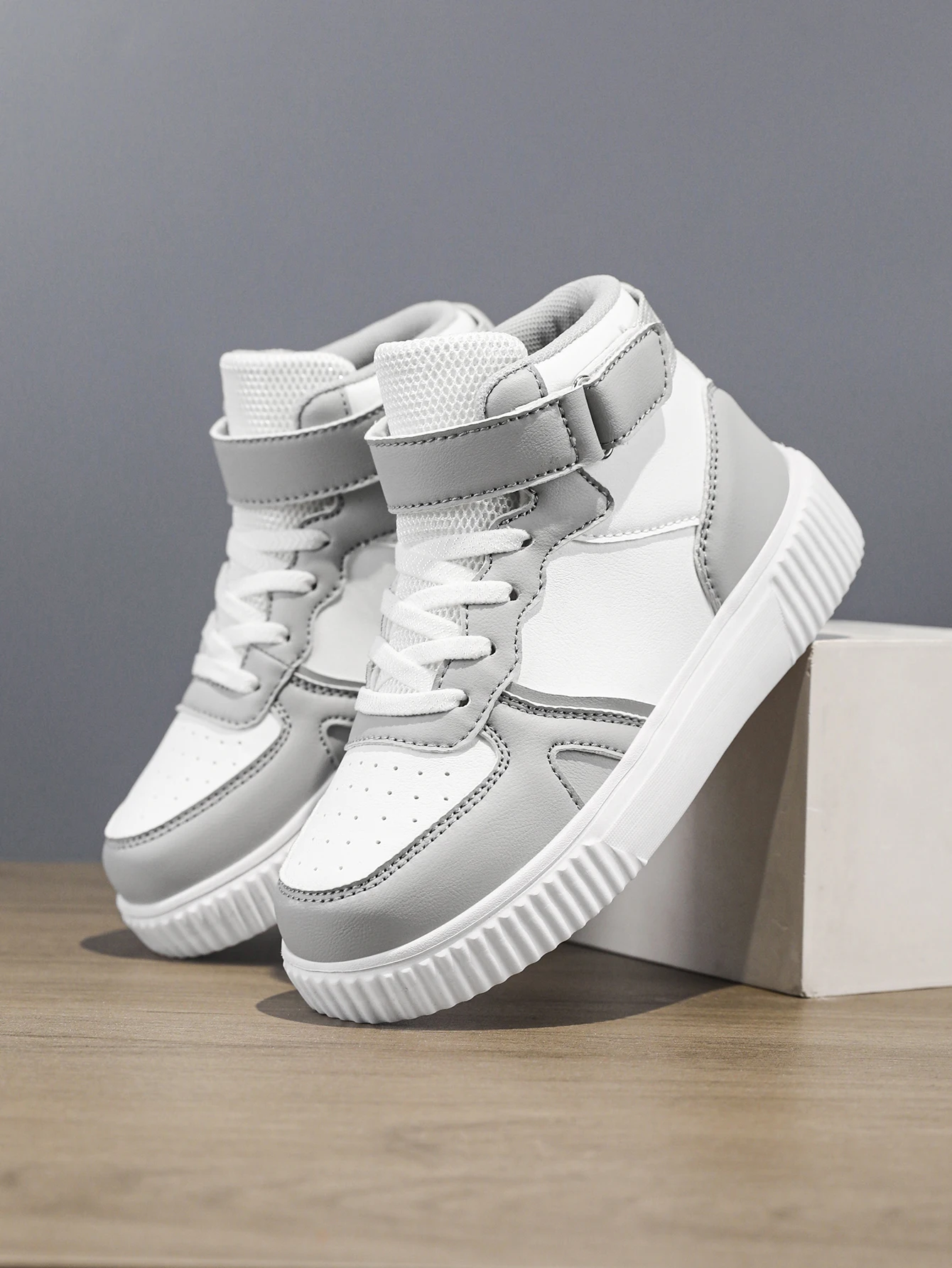 

Children's Classic White and Gray Contrasting Color Stitching, Easy to Put on and Take Off, Velcro Design Sports Shoes, Shock-Absorbing Versatile Casual Shoes for Boys and Girls