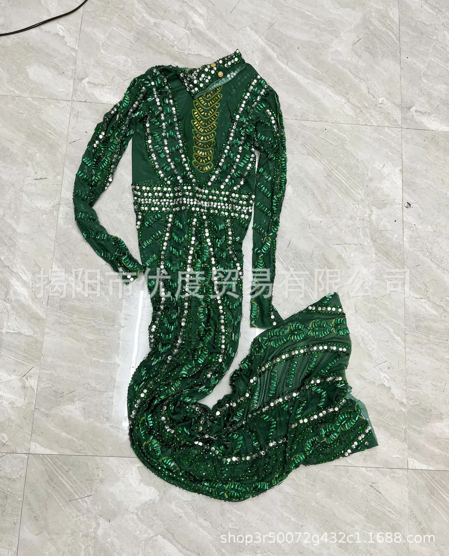 فستان سين الأخضر بأكمام طويلة ومنظور كريستالي لامع بأحجار الراين الأنيقة وحفلات الكوكتيل وأعياد الميلاد والسهرات