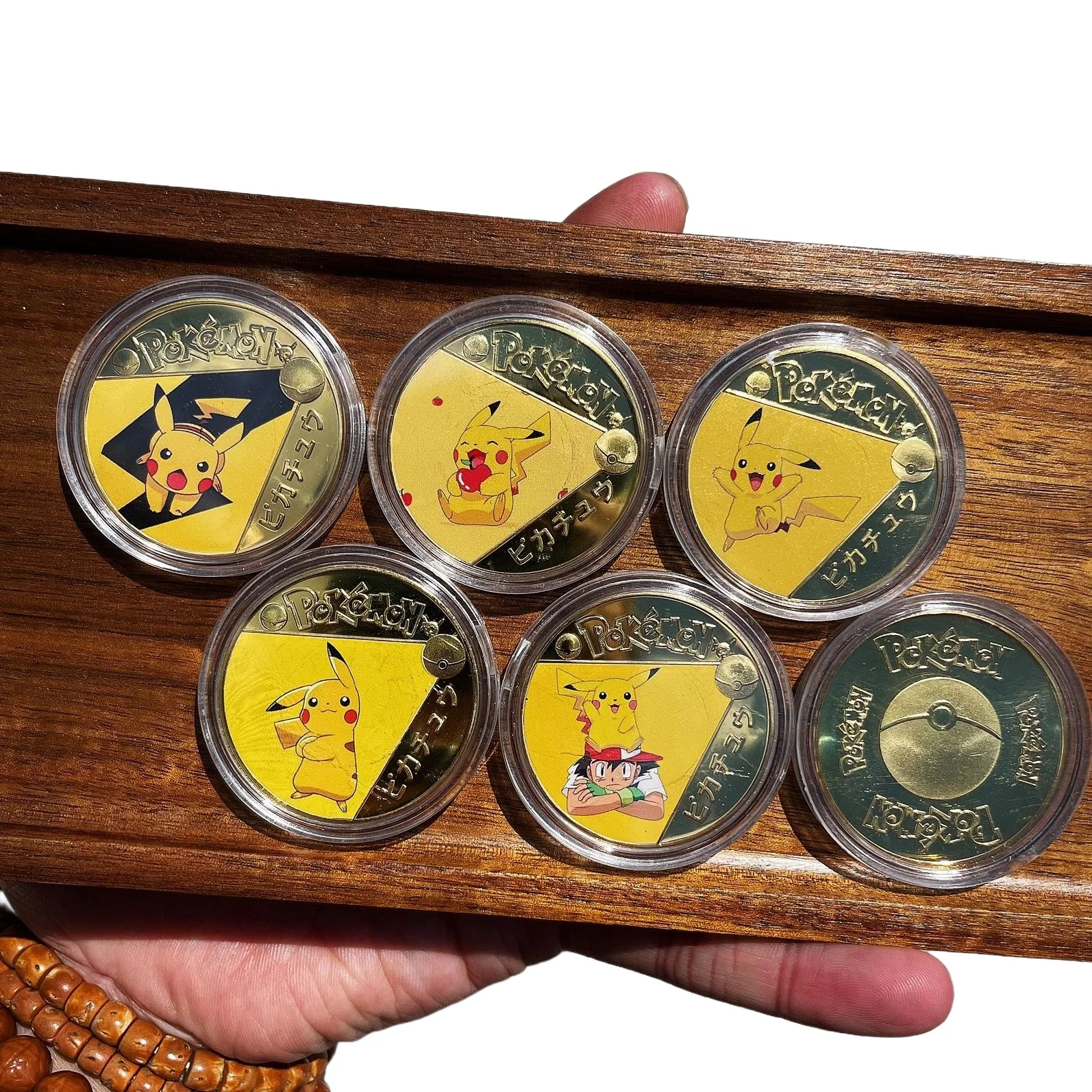 Pokemon Pikachu monedas coleccionables monedas conmemorativas dibujos animados moneda de Metal de color dorado Kawaii regalos de cumpleaños para niños Juguetes
