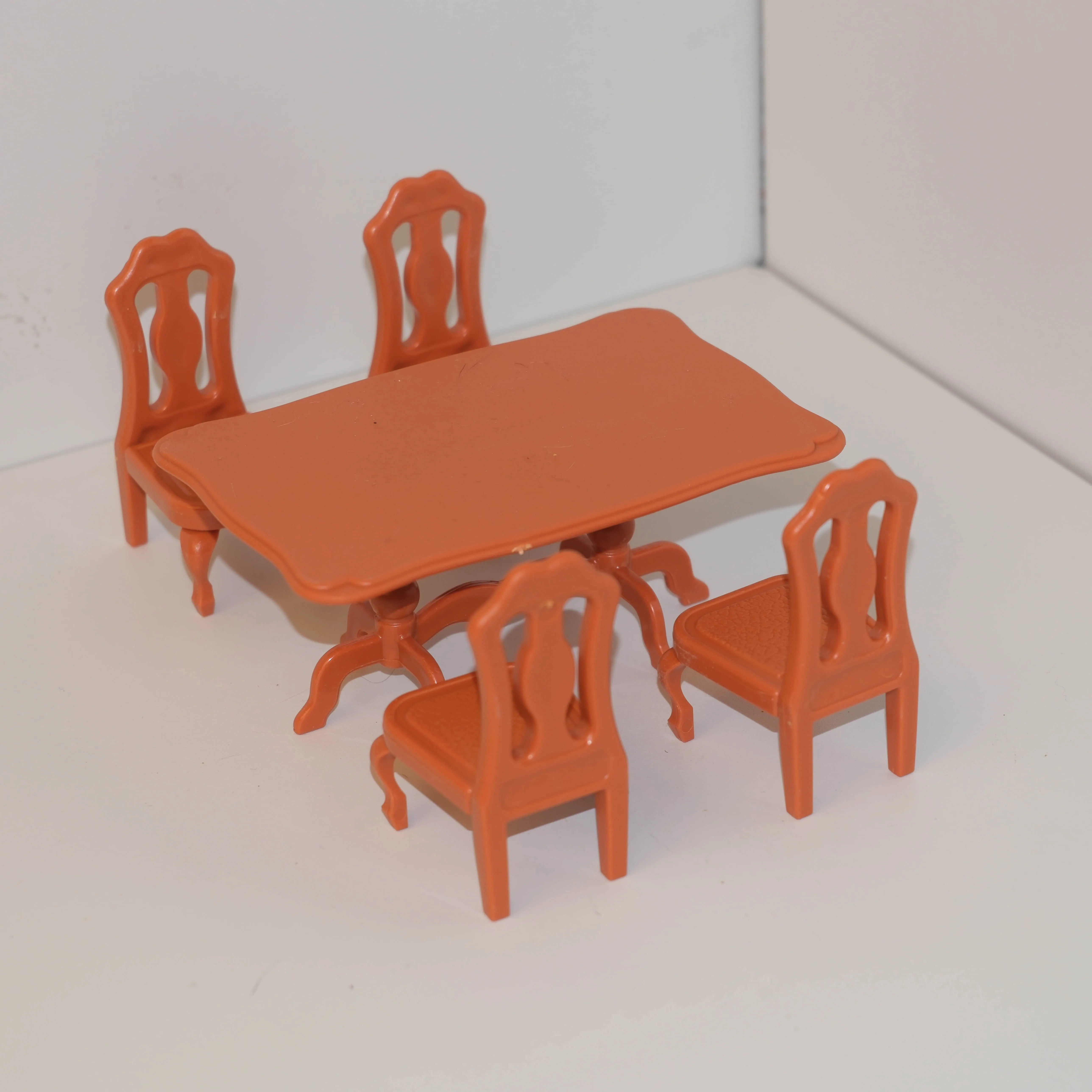 Miniature simulation dining table, rectangular table with 4 chairs, made of plastic material, toy house decoration accessories