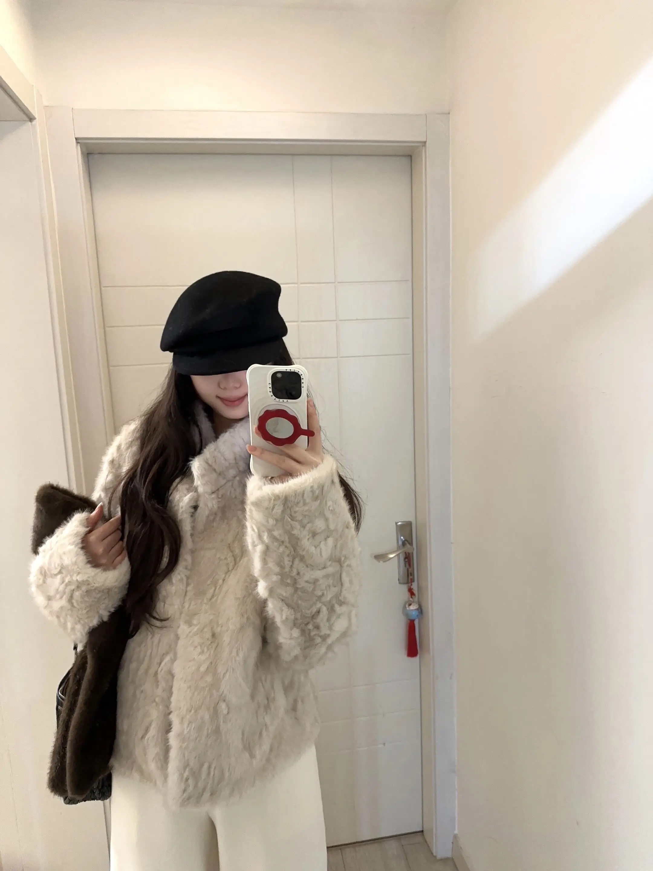 

Утепленная короткая меховая куртка женская зимняя новая модель из овчины, теплая, приталенная, с воротником-стойкой, с длинными рукавами