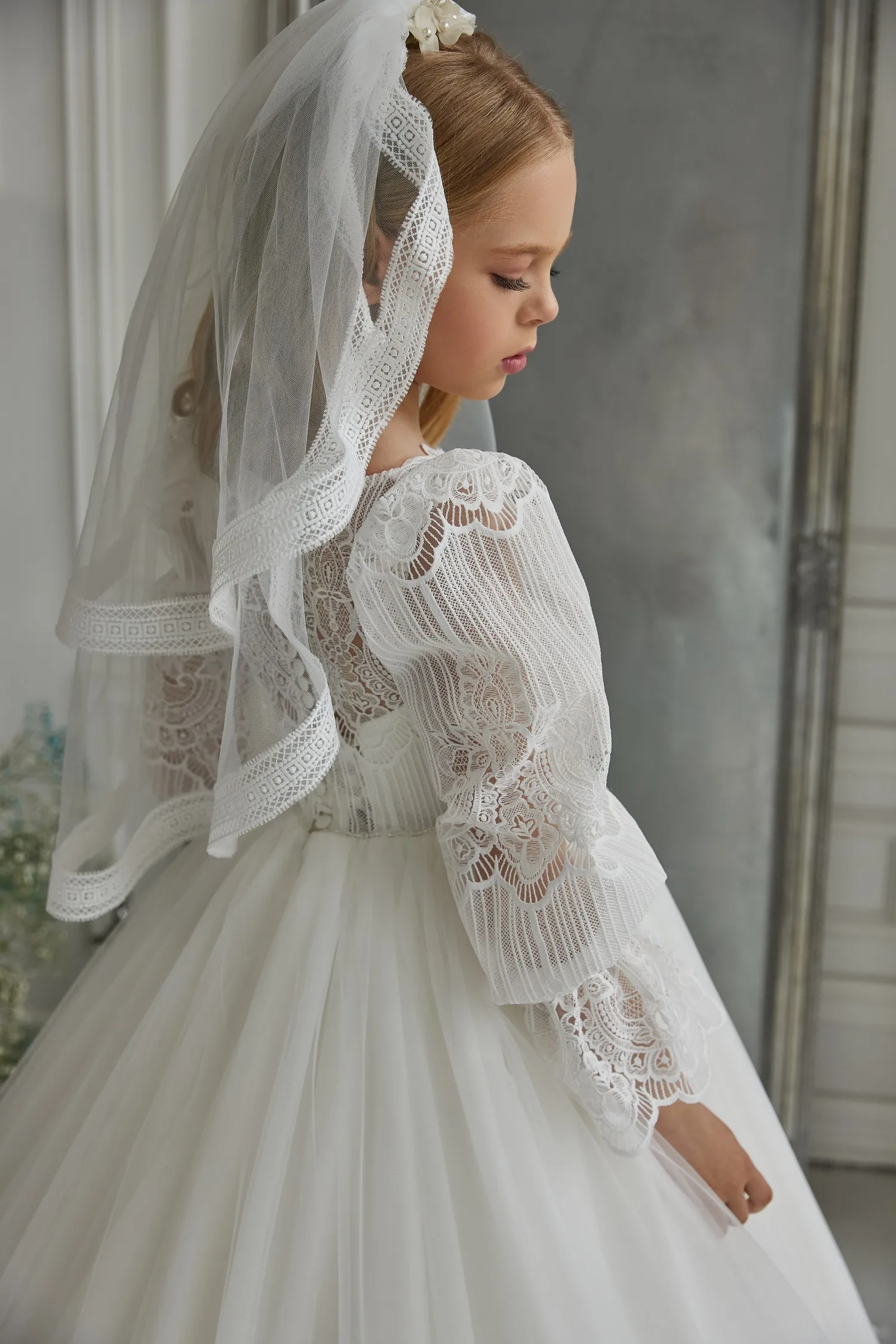 2022 Boho Flower Girl Dresses for Weddings Lace Long Sleeves Buttons Back Communion Party Wear Tulle Princess Bridal Gowns