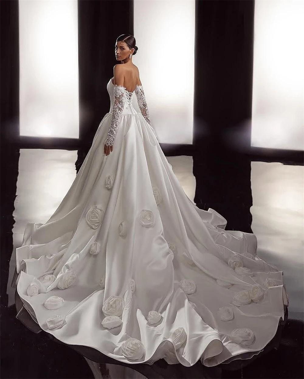 ชุดแต่งงานผ้าซาตินสีขาวแบบสั่งตัด ดีไซน์หรูหรา คอวี แขนกุด สไตล์โบฮีเมียน ทรงเอไลน์ พร้อมชายกระโปรงยาวแบบชาเปล