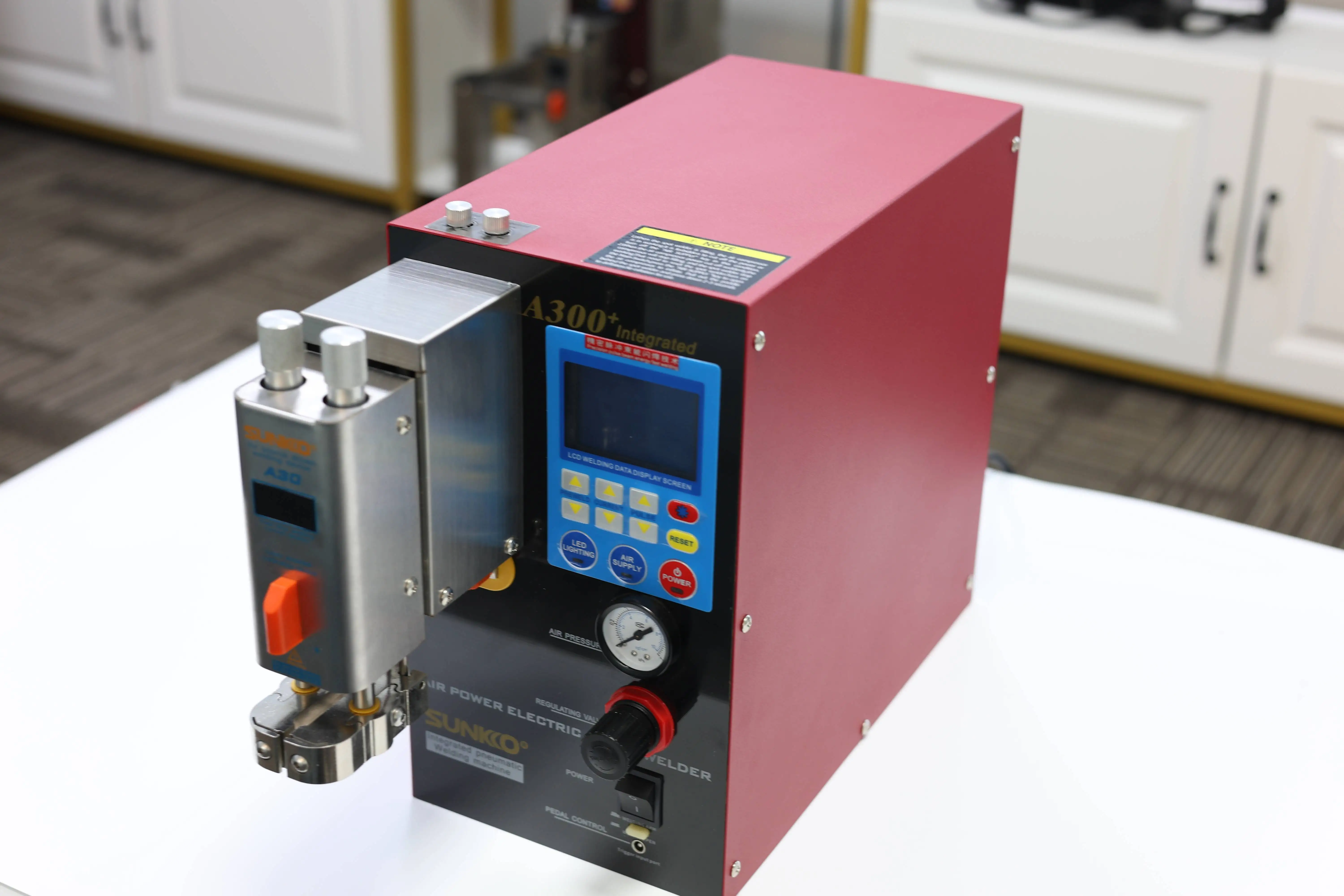 SUNKKO A300+ Встроенный воздушный компрессор Встроенный пневматический аппарат для точечной сварки с литиевой батареей 6000 Вт 1200 А Пневматический промышленный класс