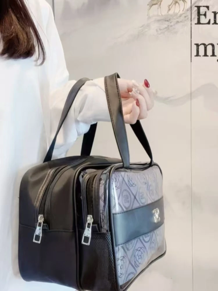pero-store  la-borsa-da-toilette-dai-colori-coordinati-non-si-fa-rilevare-tra-i-tuoi-bagagli-e-il-tuo-zaino-da-viaggio