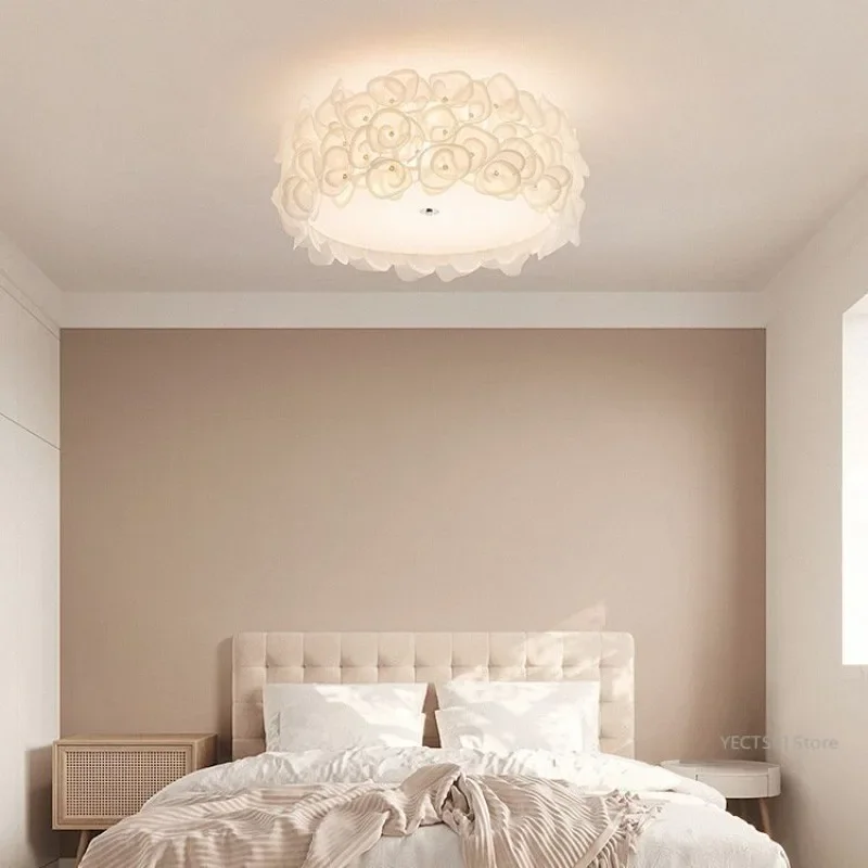 

GHJUYIOL Bedroom ceiling light, creamy French style master bedroom light, high-end petal light