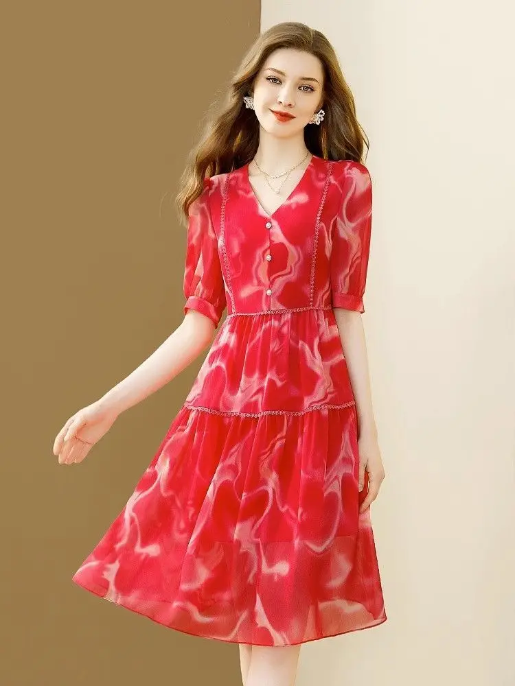 Elegancka sukienka midi z szyfonu w czerwony kwiatowy wzór z dekoltem w serek dla niskich kobiet.