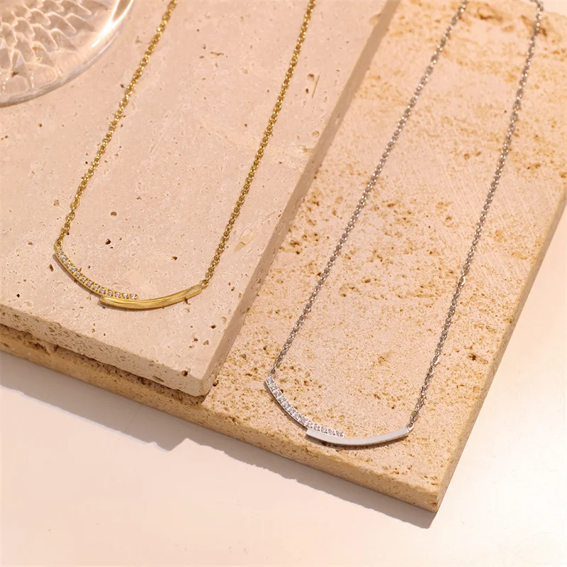 Gold Plated Smile Premium Stainless Steel Charm Necklace Sexy Personality Pendant Clavicular Chain For Women Decoration