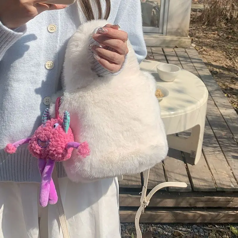 

Soft Faux Fur women Totes small Winter Fashion ladies Handbags and Purses designer ladies Bucket shoulder bag bolsa franja