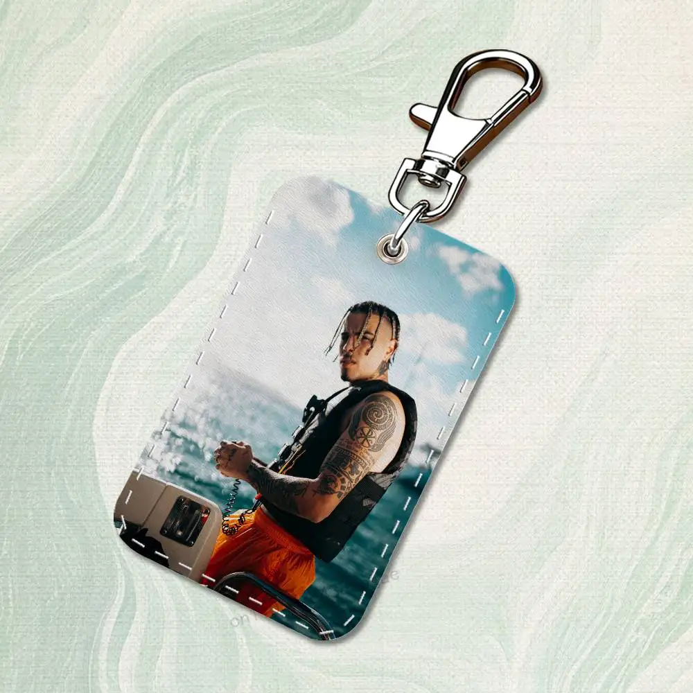 ซองใส่บัตรรูปทรงสี่เหลี่ยมผืนผ้าพร้อมพวงกุญแจหนัง รุ่น Singer R-Rauw A-Alejandro สำหรับใส่บัตรประจำตัว บัตรเข้าออก หรือใช้เป็นพวงกุญแจ