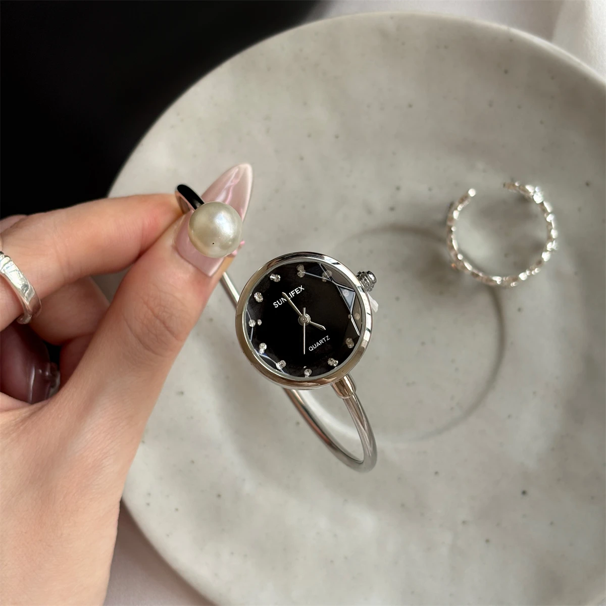 Exquisito nicho nuevo reloj de disco pequeño de perlas reloj blanco de diseño diferente para mujer