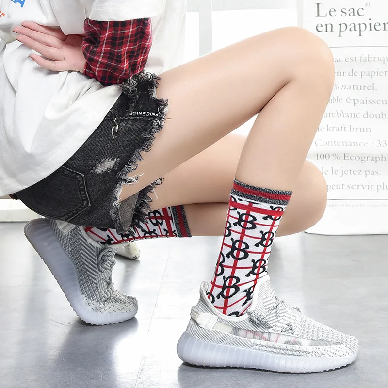 4 أزواج من الجوارب النسائية ذات العلامات التجارية الأوروبية والأمريكية المكدسة بأحرف رياضية على الطراز القديم (مقاس 35-40) #2