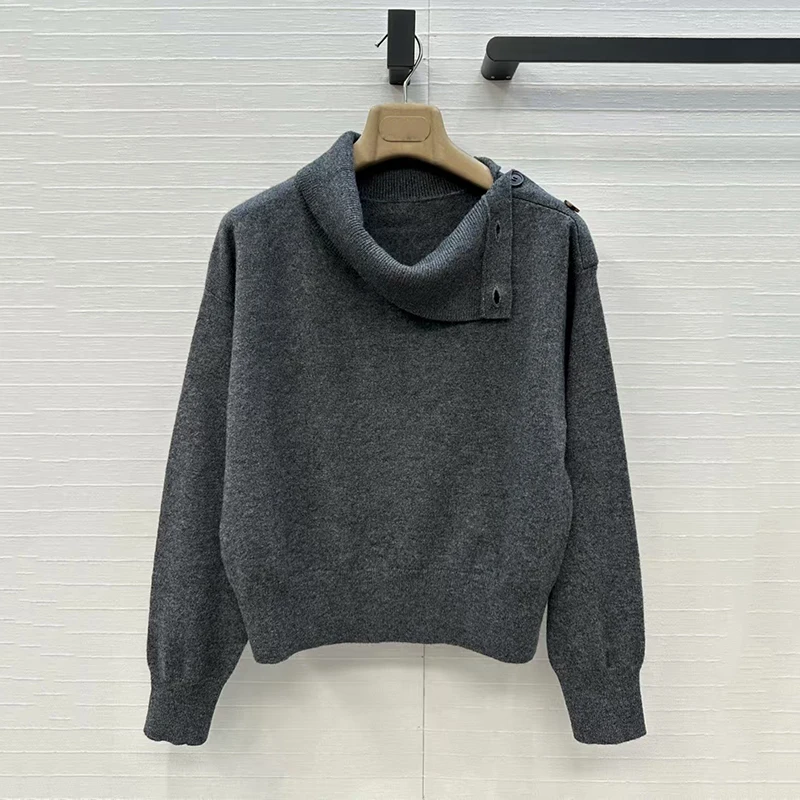 

A new high-neck single-row shoulder buckle, foldable back collar, beaded chain, high-waisted loose cashmere knitted sweater