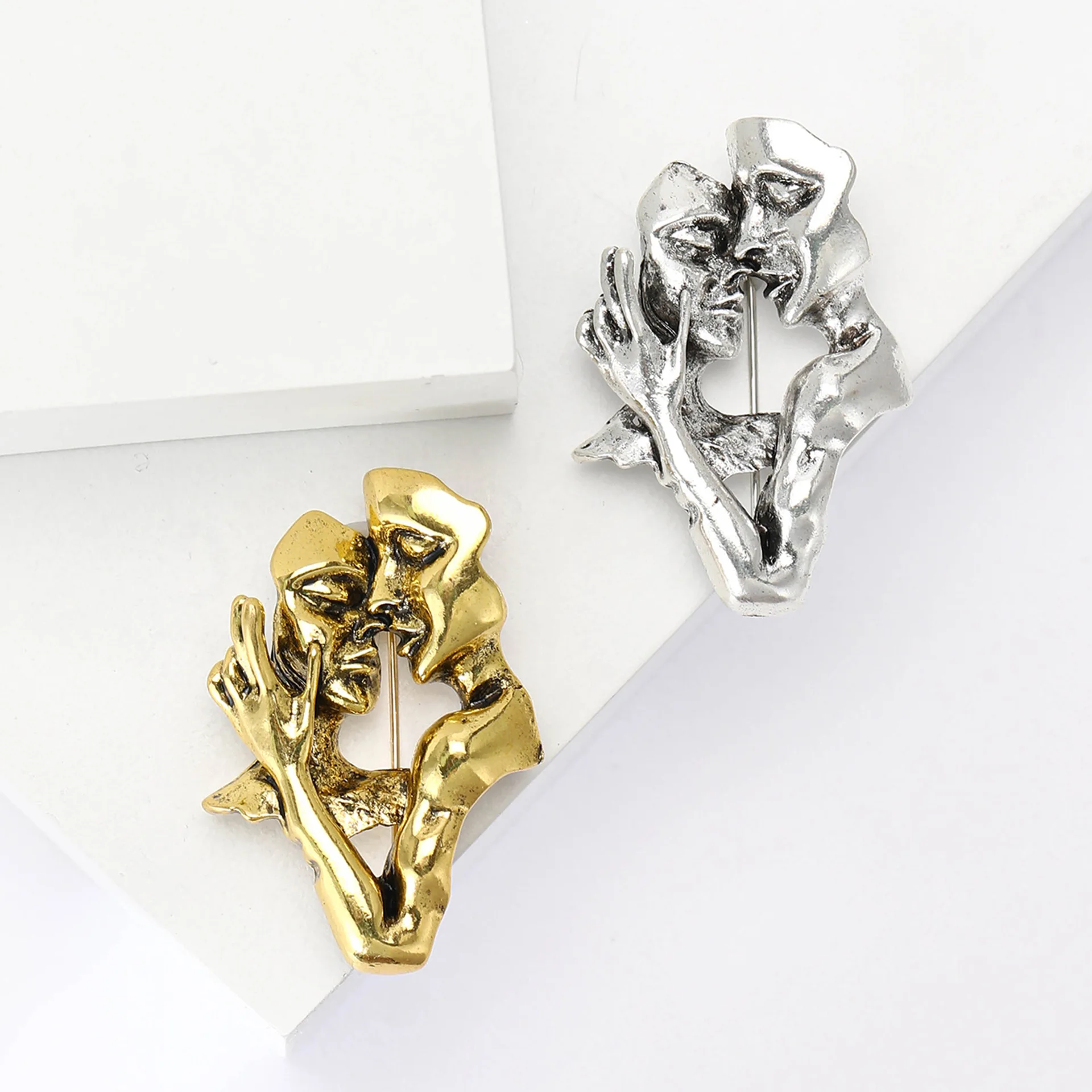 New Fashion Retro Alloy Kiss Lover Brooch Simple Temperament Men's and Women's Clothing Brooch Casual Party Jewelry Pins Gifts