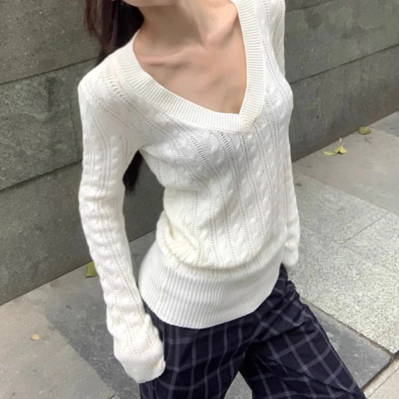 

Long-sleeved Knitted Sweater for Women's Autumn and Winter Slim-fitting Twist Sweater with Waist Tight and Bottom Top