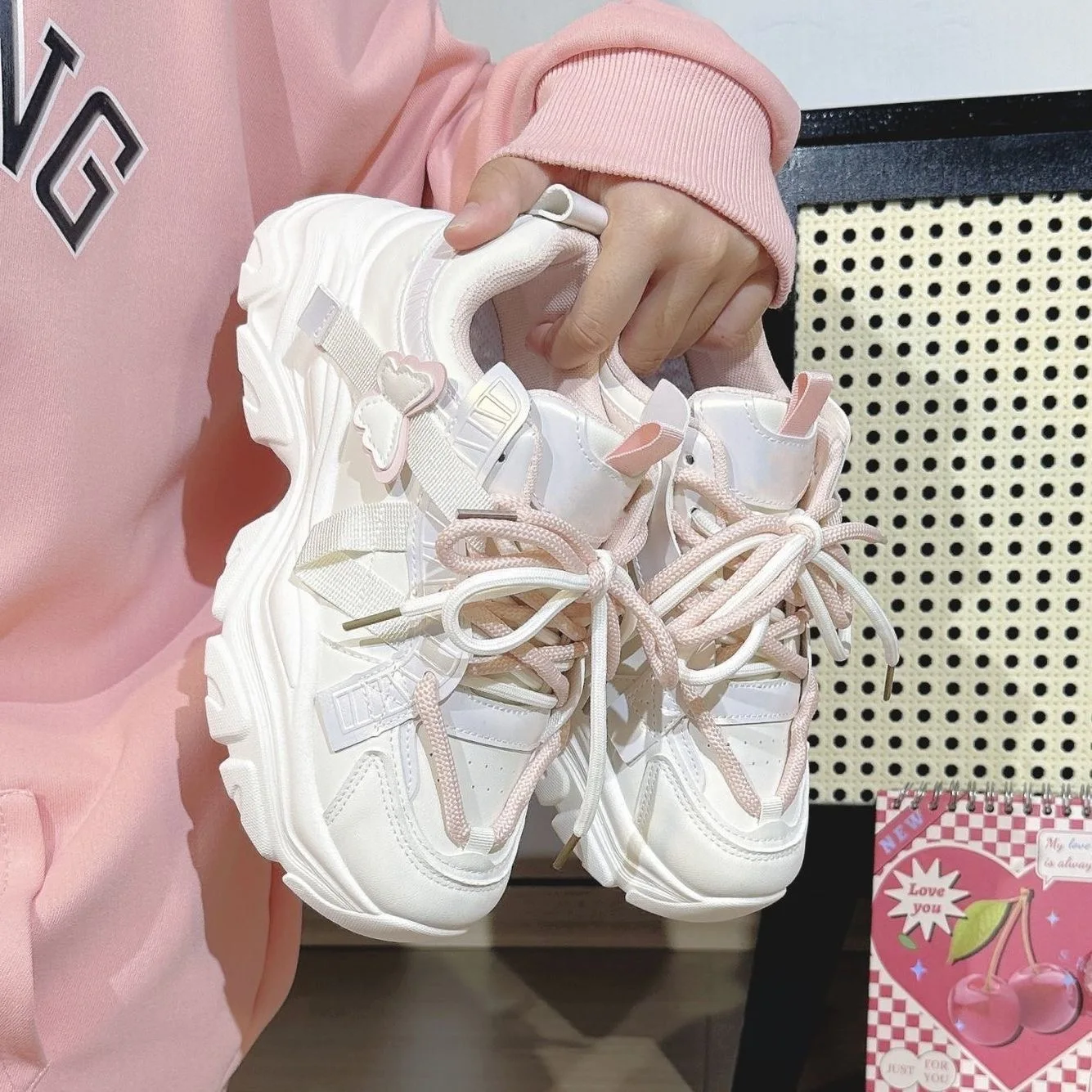 2026 Frühling Herbst Neue Damenmode Atmungsaktive Ultraleichte Dad-Sneaker im Butterfly-Stil mit dicker Sohle und erhöhtem Absatz – Detail 7