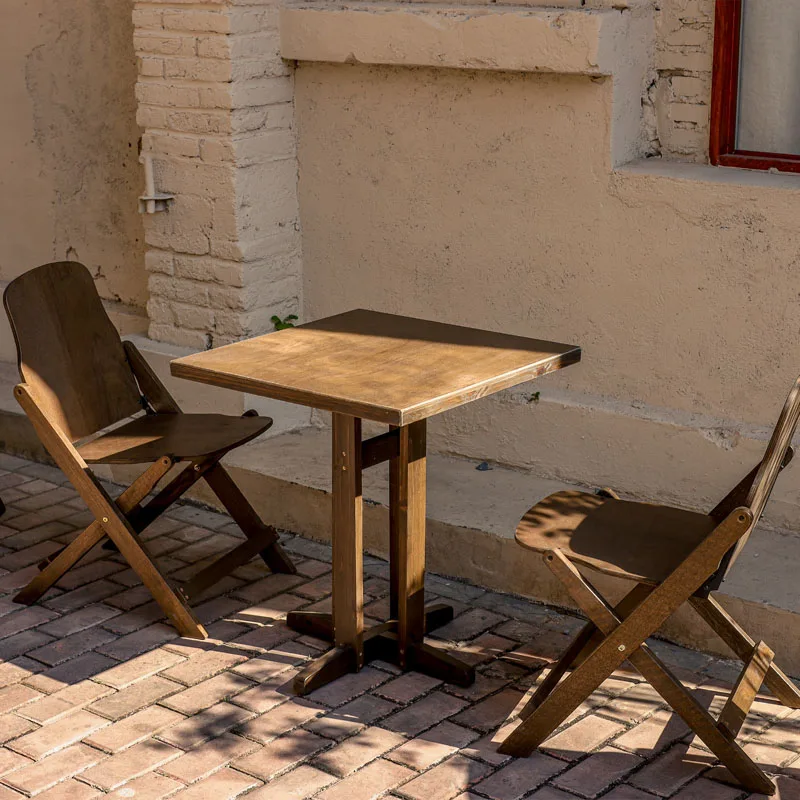 Kleine vierkante salontafel op retro massief houten frame voor woonkamerbalkon