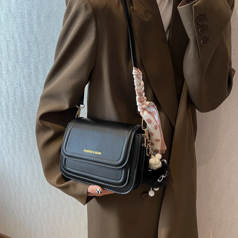 2024ใหม่กระเป๋าแฟชั่นทรงสี่เหลี่ยมขนาดเล็ก INS Crossbody อเนกประสงค์ของผู้หญิงกระเป๋าสะพายไหล่สไตล์ตะวันตกที่เรียบง่ายฤดูใบไม้ร่วง