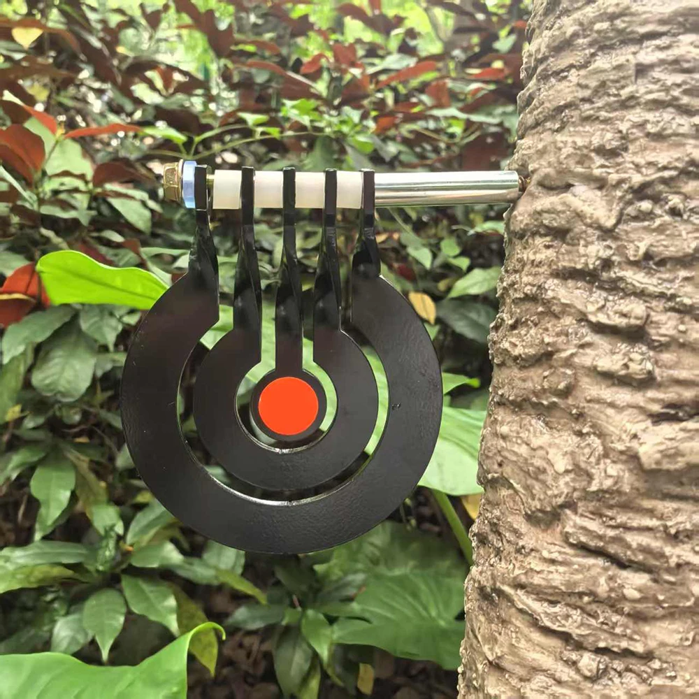 Schießübung mit einem dreiringigen, in einen Baum eingebauten, rotierenden Pendelzielscheiben aus 3 Millimeter dickem Metall – Detail 4