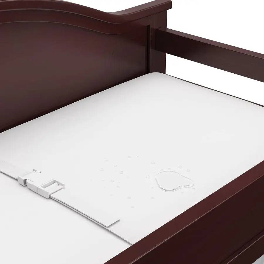 طاولة تغيير Clara Espresso GREENGUARD Gold Ceritif، تتضمن وسادة طاولة تغيير مقاومة للماء مع حزام أمان، 2 O #5