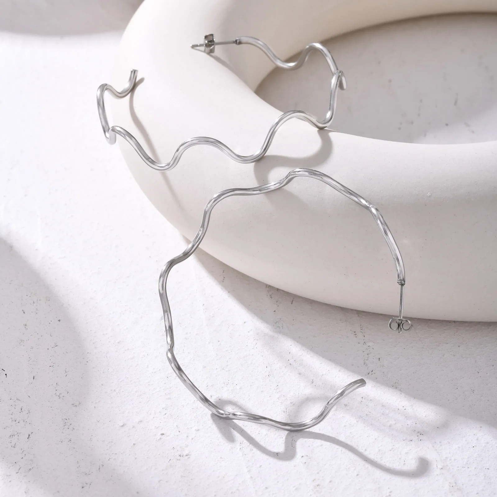 أقراط دائرية مموجة للغاية للنساء أقراط دائرية كبيرة الحجم بسيطة ومجوهرات من الفولاذ المقاوم للصدأ مقاومة للماء #6