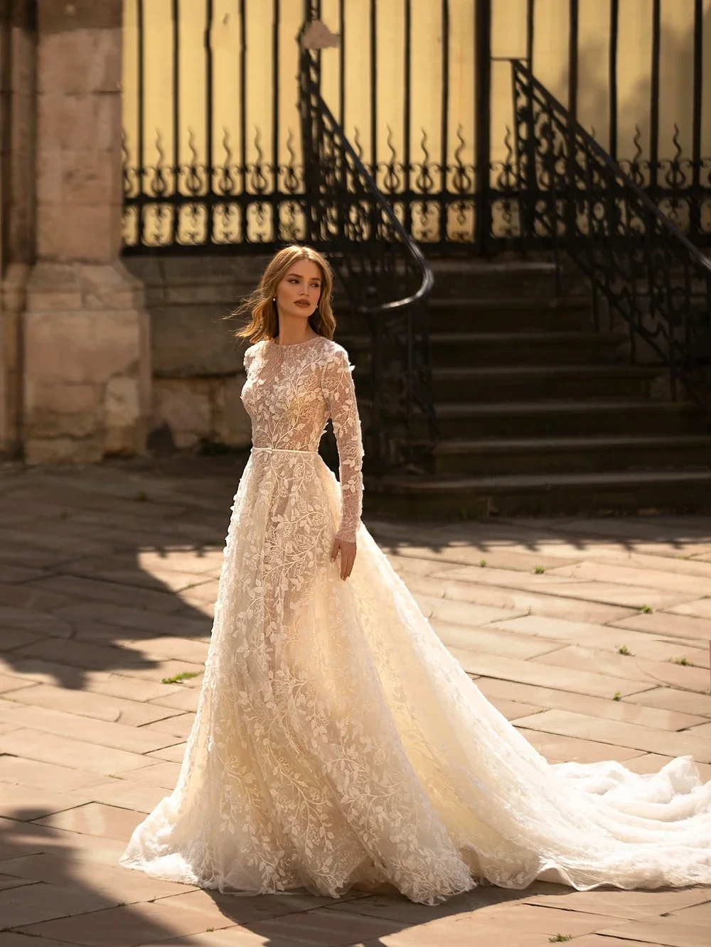 럭셔리 A 라인 웨딩 드레스 긴 소매 아플리케 레이스 신부 가운 버튼 맞춤형 Vestidos Sweep Train Boho 여성 가운