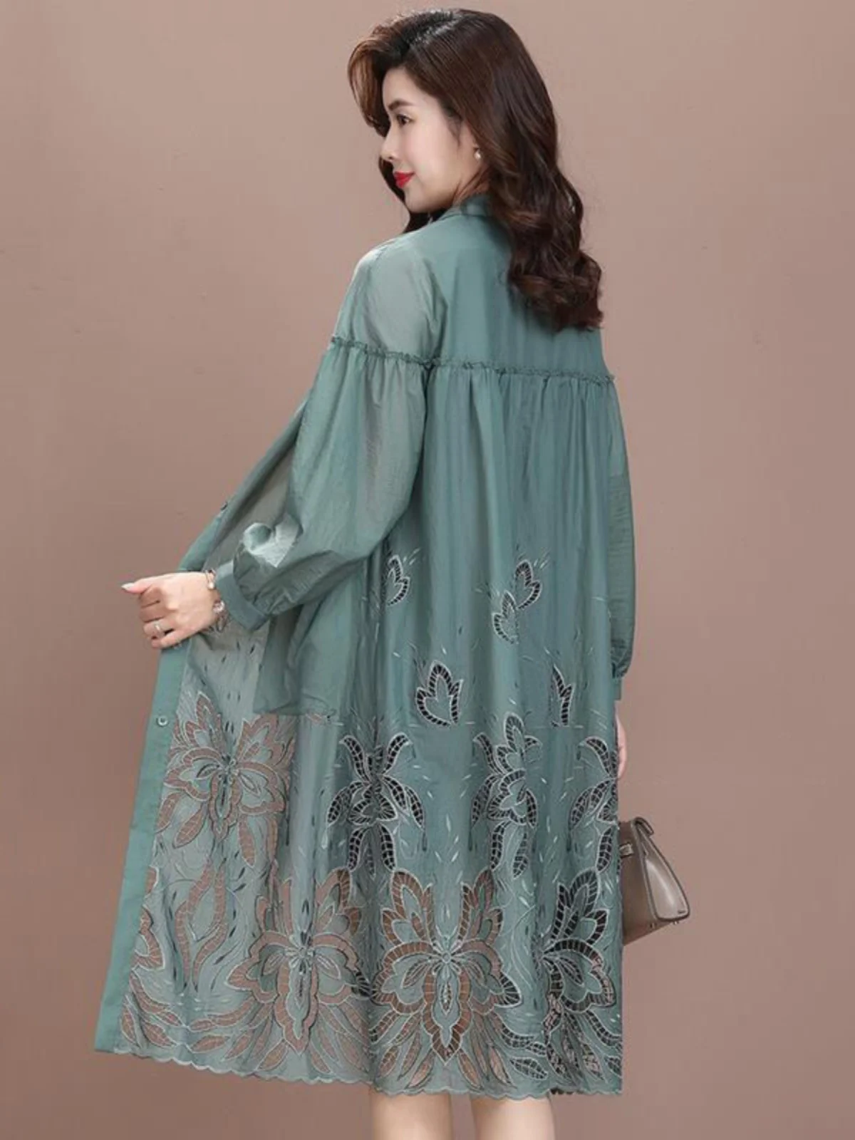 Popular Embroidered Women's Light Jacket 2026 New Sun Protection Early Autumn Middle-aged Mom Coat Large Size Elegant Lady