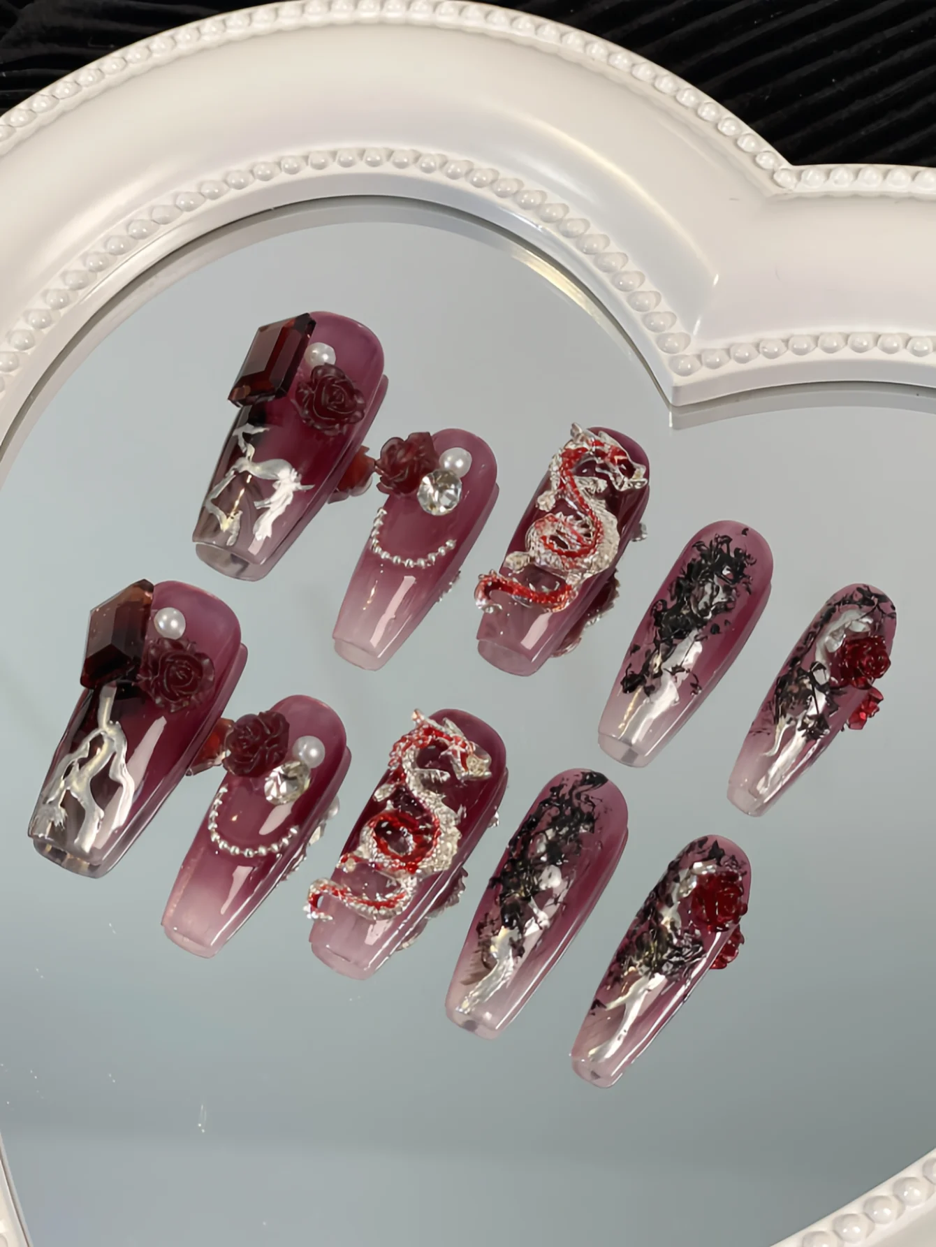Ensemble de 10 faux ongles pour Halloween, motif de dragon dégradé rose violet, base translucide dégradée rose violet, ornements 3D argentés et rouges en forme de dragon, roses rouges, vigne argentée, fleurs séchées noires et combinaison de strass et de perles carrées bordeaux, à la fois magnifiques et audacieux, créant une ambiance intense.