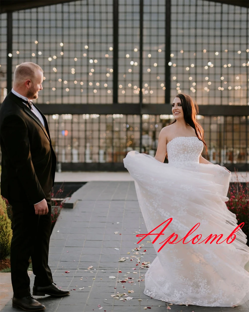 Gaun Pengantin Tulle Putih Kualitas Tinggi Kustom Gaun Pengantin Applique Tanpa Tali Temperamen Gaun Punggung Terbuka Kereta Kapel