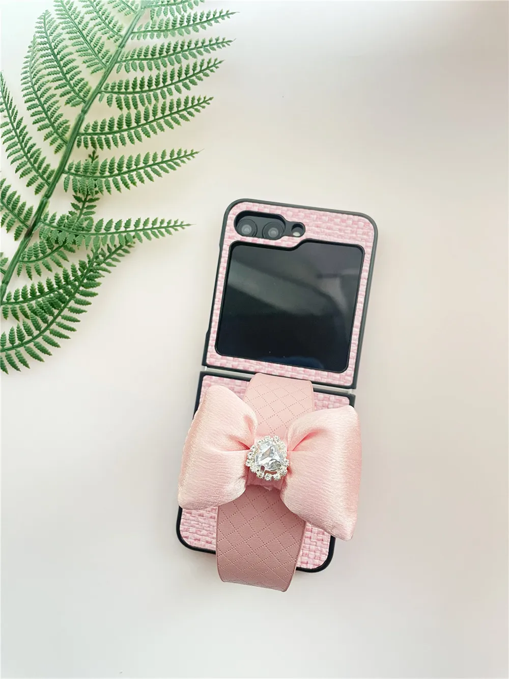 

Милый чехол-подставка с изображением кошки-оберега для Samsung Galaxy Z Flip6, Z Flip 7, 5, 4, Motorola Razr60 Ultra, OPPO Find N3Flip Pocket