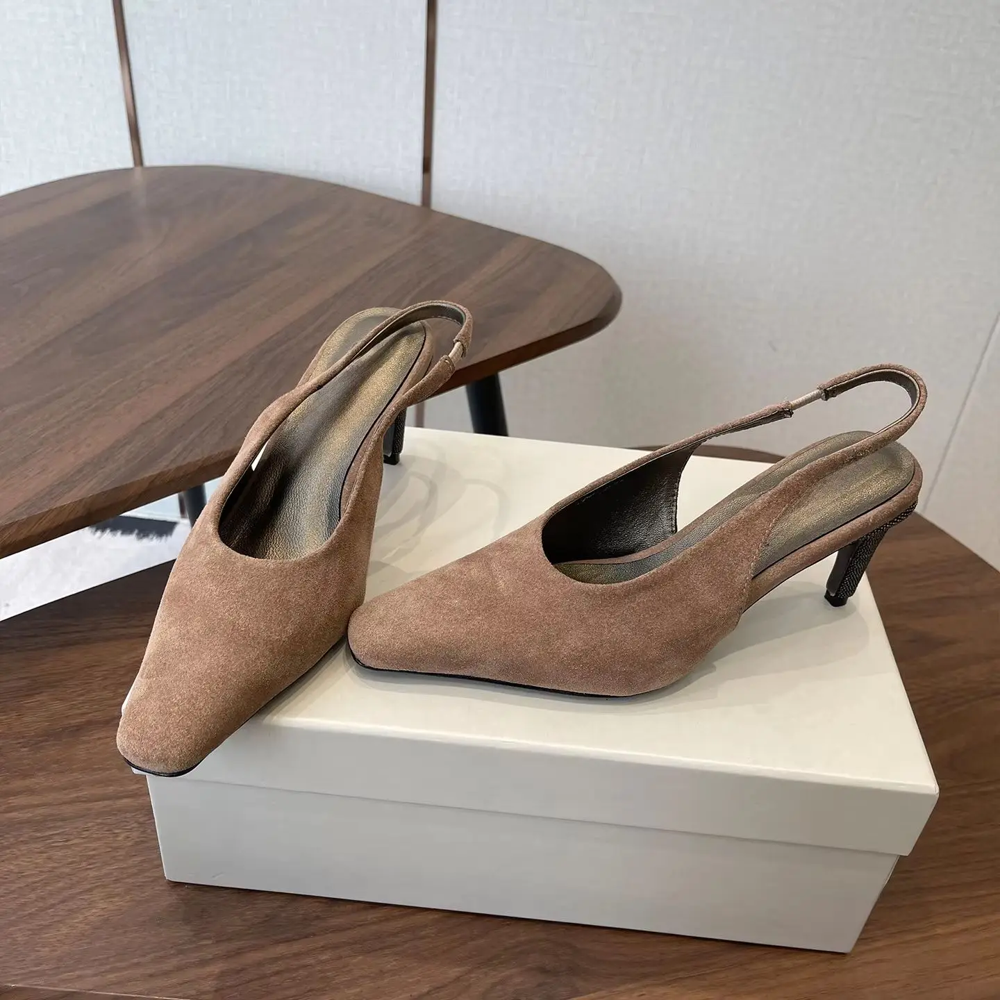 

2026 новые замшевые туфли из воловьей кожи, эстетичный минималистичный модный универсальный дизайн, туфли на высоком каблуке с квадратным носком и тонким каблуком