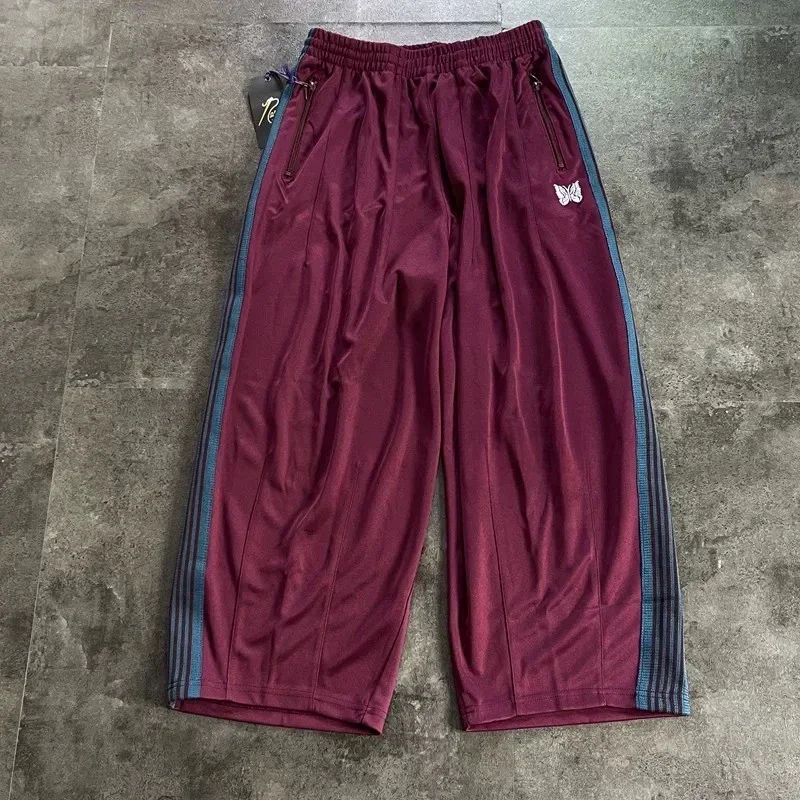 25ss เย็บปักถักร้อยผีเสื้อ Nee dles ขากว้างกางเกงลาย 1:1 Oversize Claret AWGE Casual กางเกงแท็ก