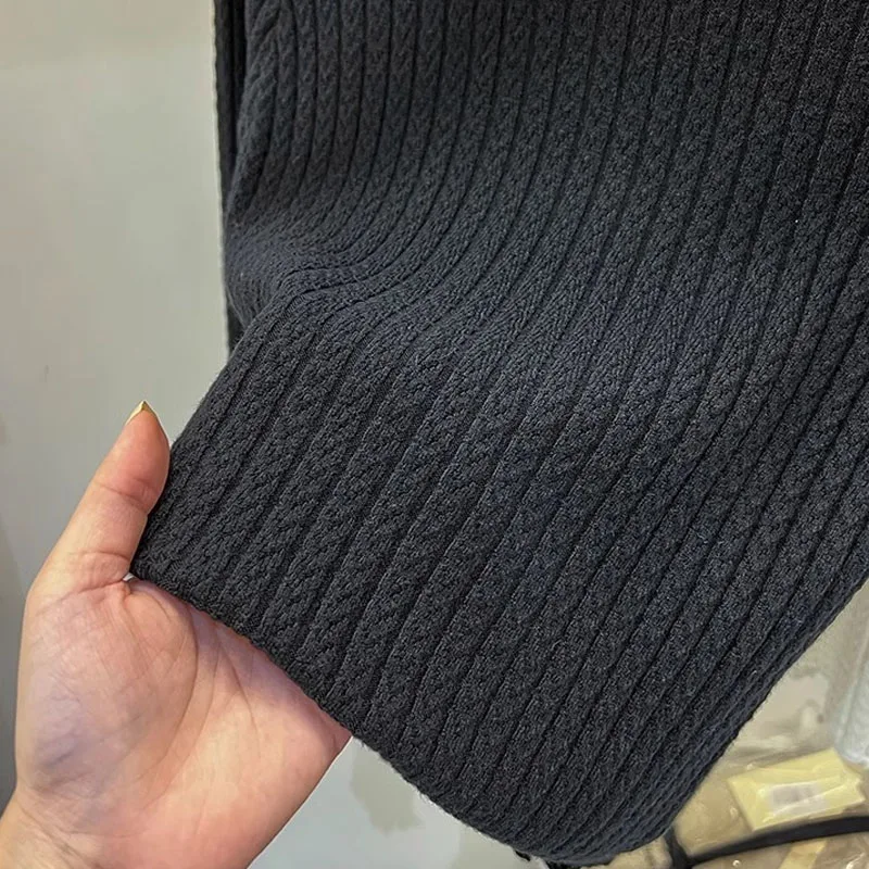 レースのハーフタートルネックの気品のある暖かいニットセーター、冬に快適で多用途な白い長袖プルオーバー