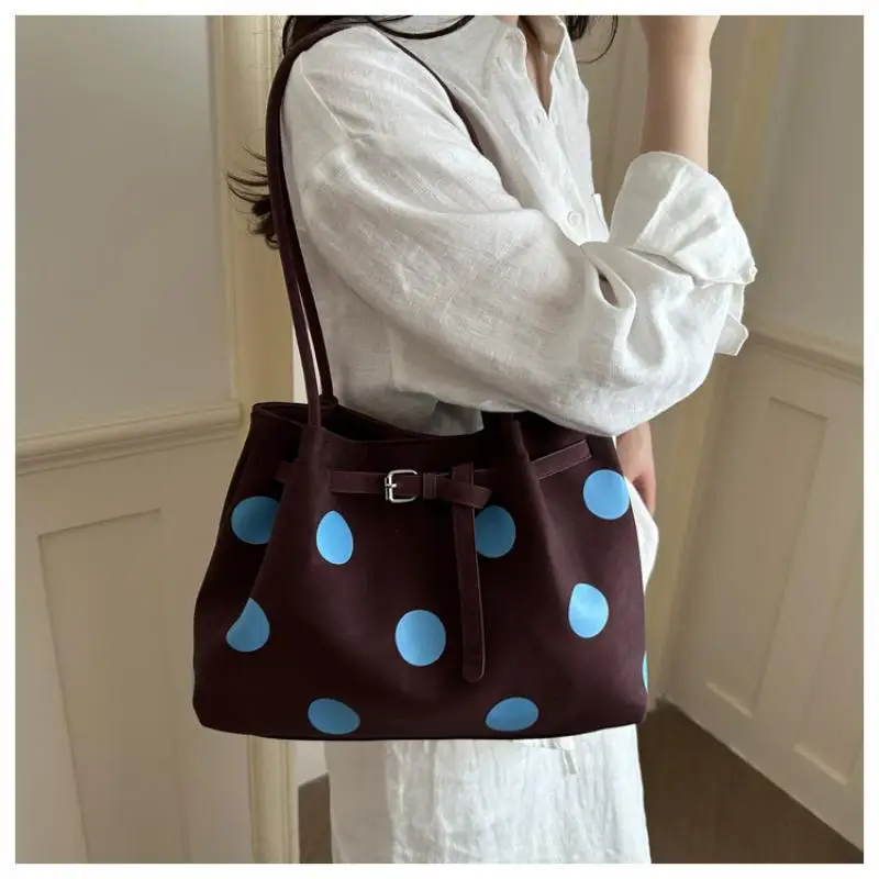 Gepunktete Schultertasche mit großer Kapazität und Schnallendesign für den täglichen Arbeitsweg und Einkauf. – Detail 16