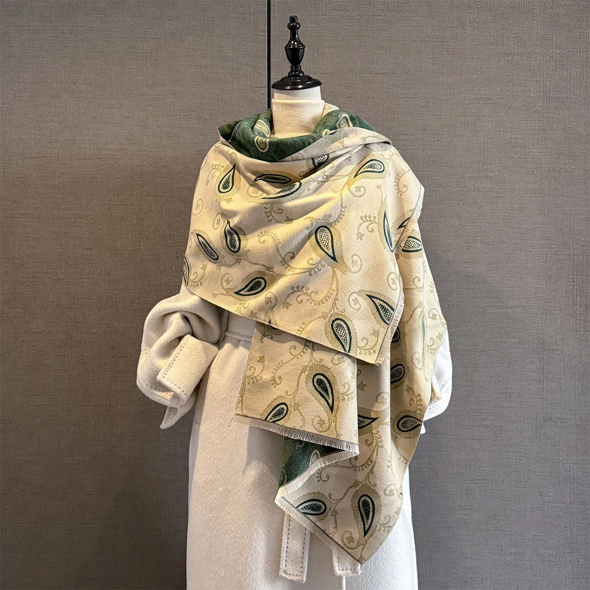 

Осень-зима 2025 г., популярный модный шарф из искусственного кашемира, женский двусторонний толстый шарф с кисточками, теплый универсальный платок