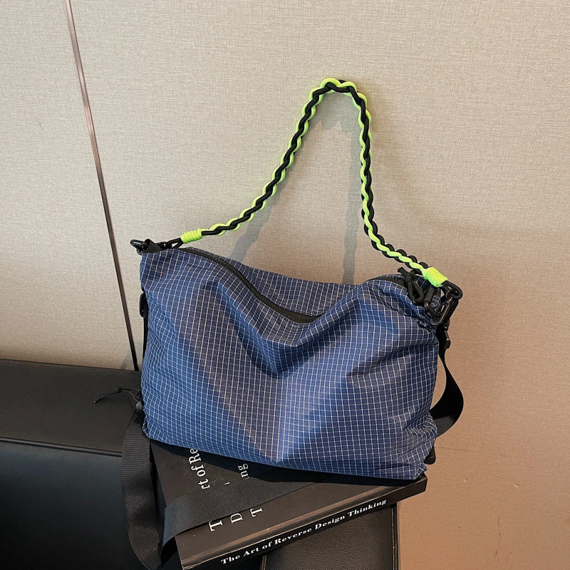 Lässige, karierte, wasserdichte Stoff-Umhängetasche, leichte Reisetasche für Damen, vielseitige Crossbody-Tasche – Detail 2