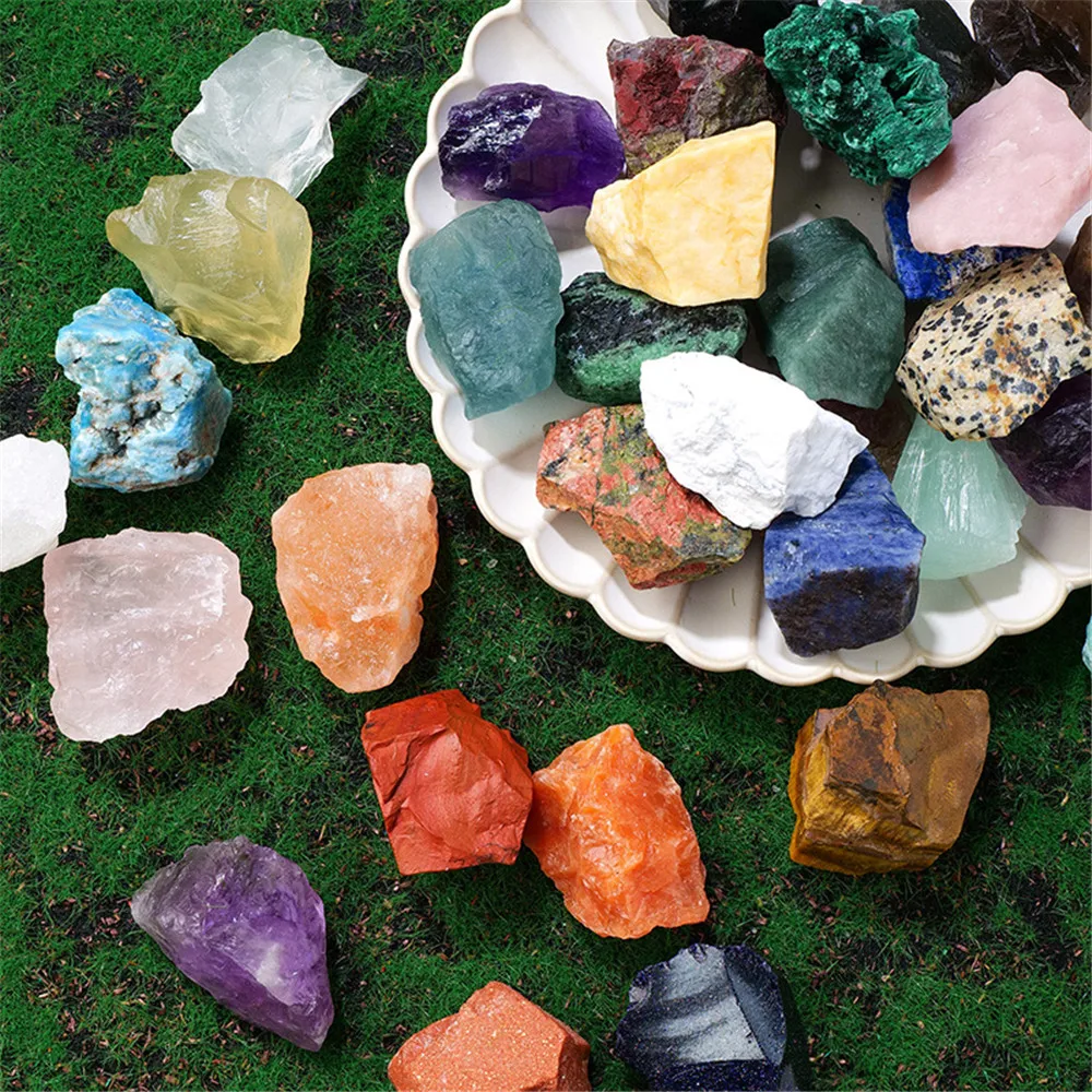 Natürliches Kristallquarz, rohes Mineralprobe, Rosenkristall, unregelmäßige Form, rauer Stein, Reiki-Heilstein, Heimdekoration