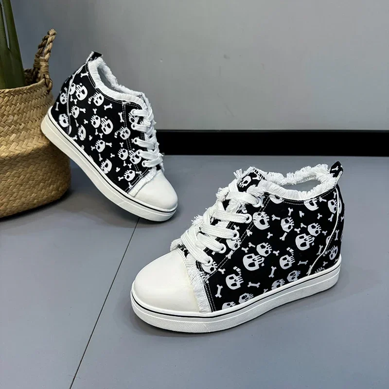 Women's Skull Bat Pattern Vulcanized Shoes Shoes Flat Shoes Fashion Lace Up Sneakers Female Casual Breathable Canvas Shoe 2024