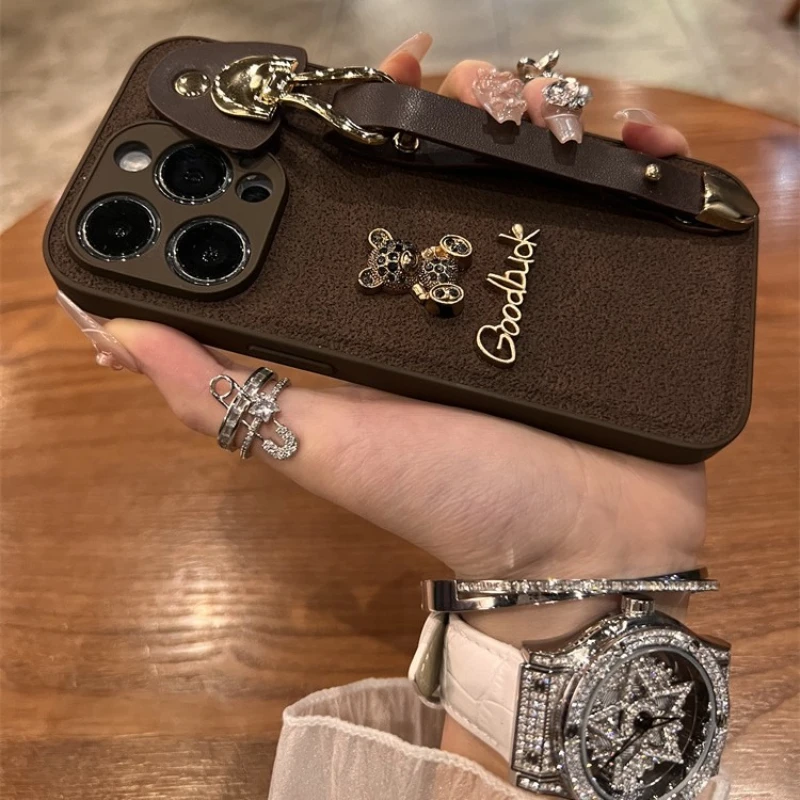 

Dark Brown Leather Patterned Metal Teddy Bear with Wrist Guard Phone Anti Fall Protective Case Suitable for All IPhone 15 Series