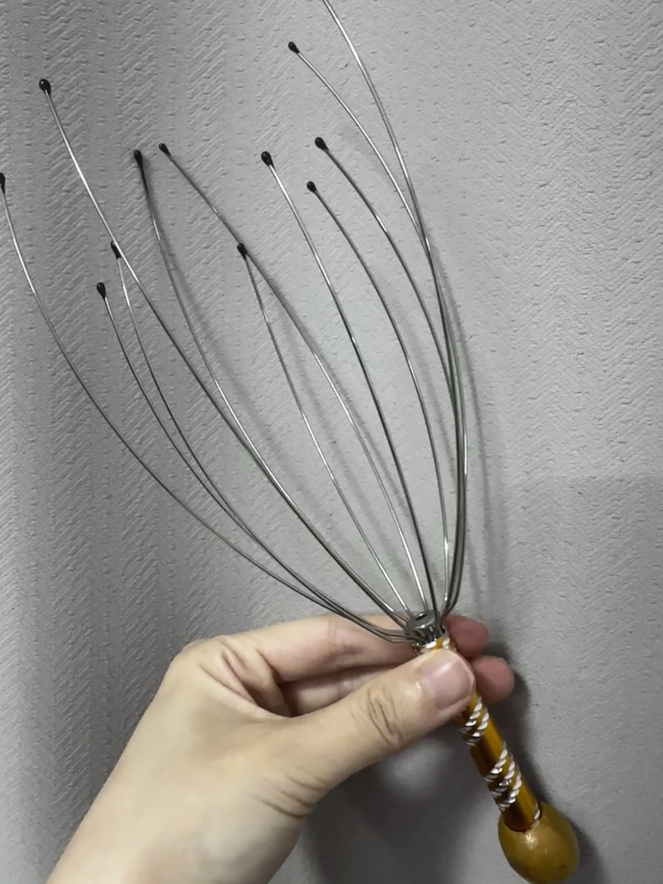 

New Twelve Claw Plastic Head Massager Scalp Ball Massage Comb Scalp Scratching Tool