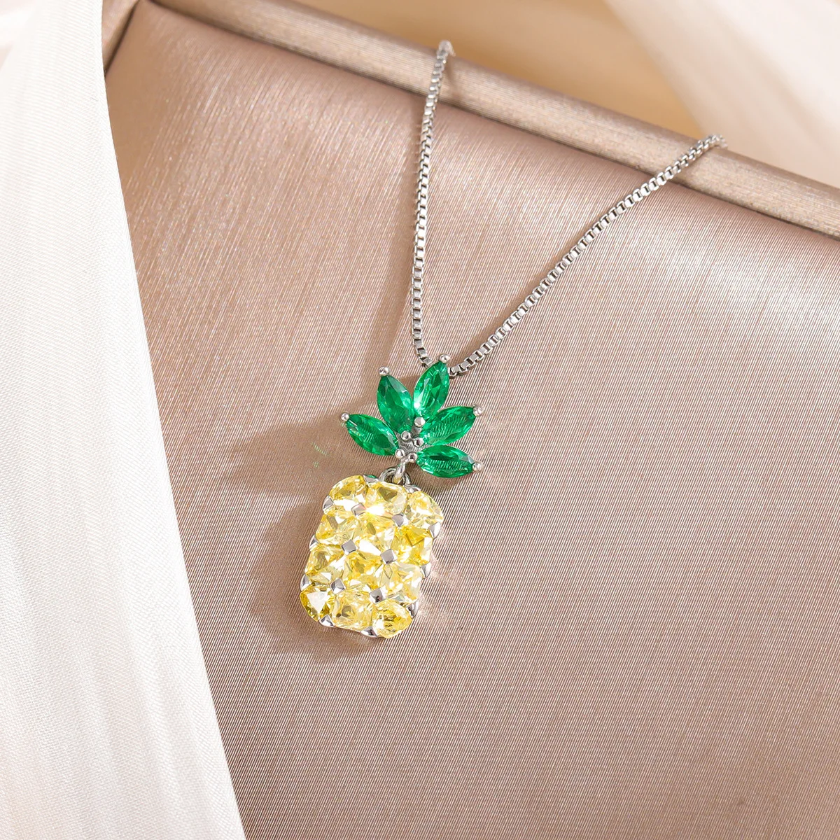 Neu eingetroffen: Elegante, süße Frucht-Halskette aus 925er Sterlingsilber mit gelber Ananas und exquisitem Kristallanhänger XL217