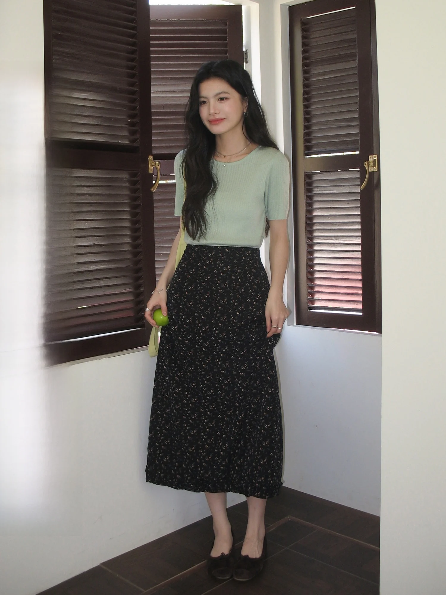 

Черное платье с цветочным принтом и воротником-халтер, женское элегантное платье с завышенной талией, А-силуэт, драпировка, красивое летнее новое платье миди.