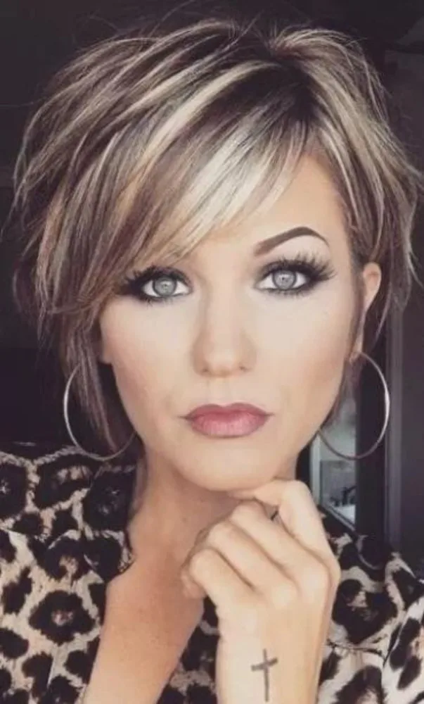 تسليط الضوء على الشعر المستعار الاصطناعية قصيرة أشقر بني للنساء البيض