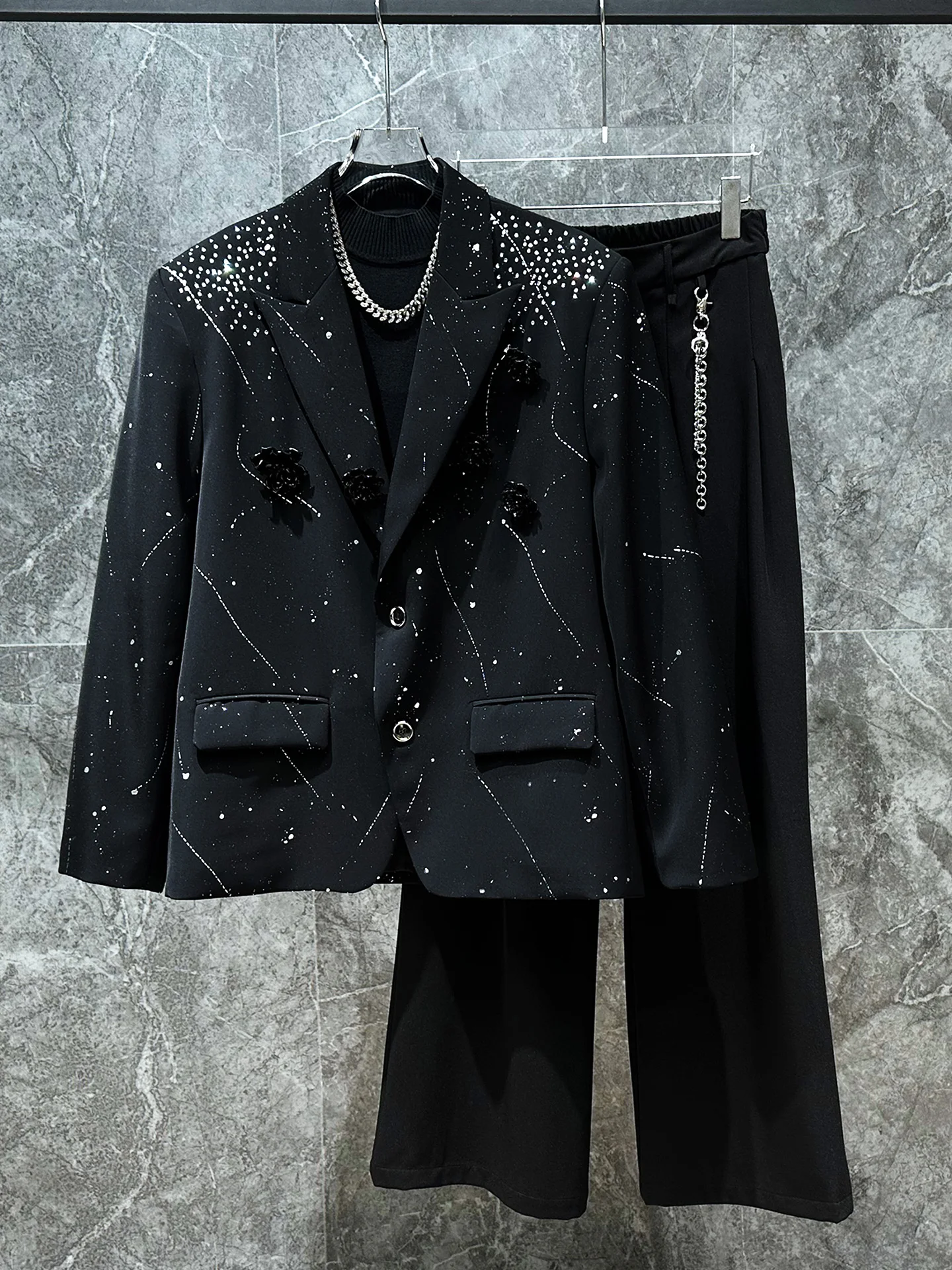 

Мужской модный пиджак с золотым тиснением и цветочным узором, для выступлений, повседневный, с длинным рукавом, осенний, с плоским воротником, на двух пуговицах