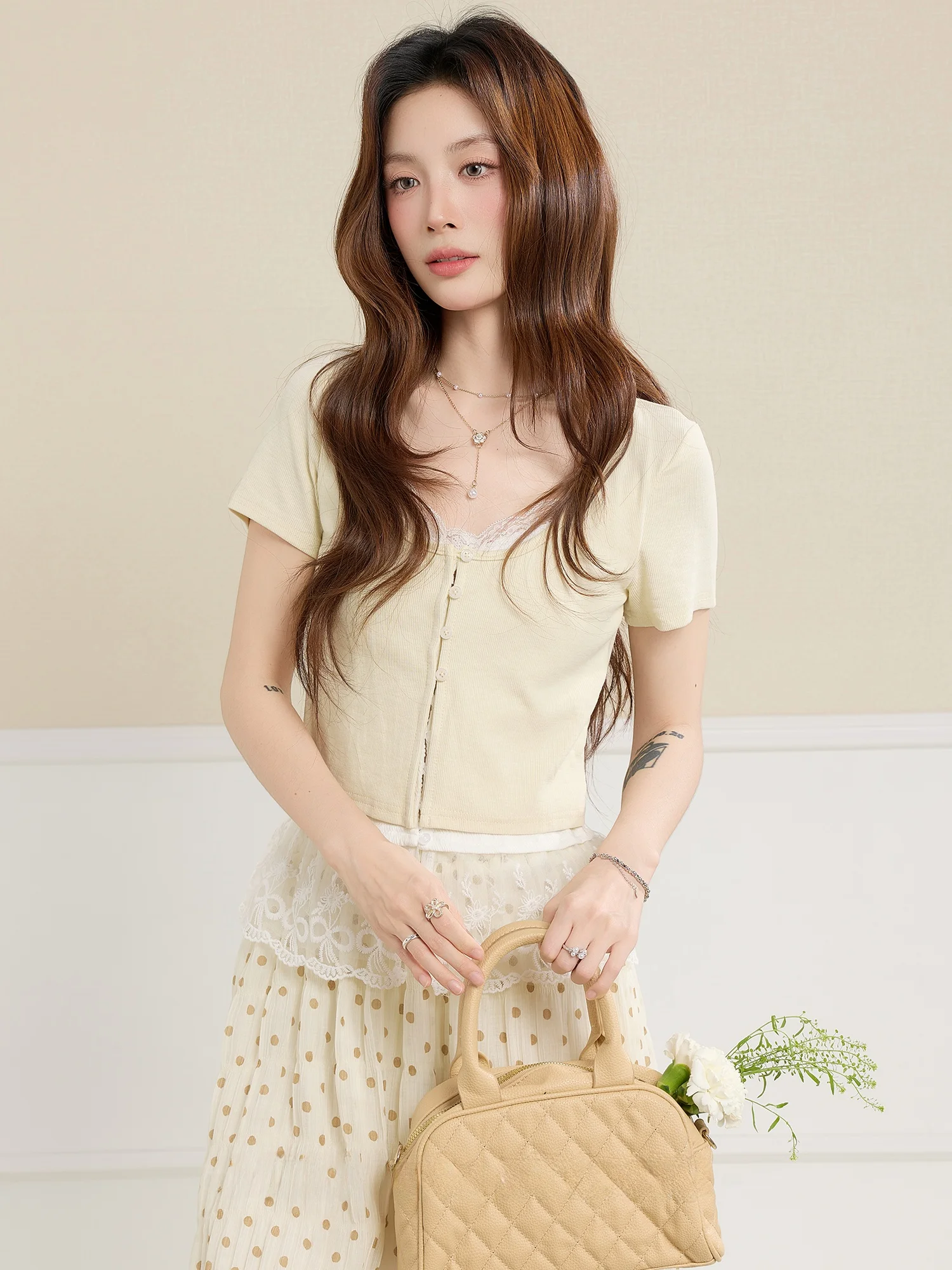 

Женская летняя футболка с коротким рукавом и кружевными вставками в нежном стиле, приталенный крой, дизайн с завышенной талией, повседневная, дышащая, приятная к телу