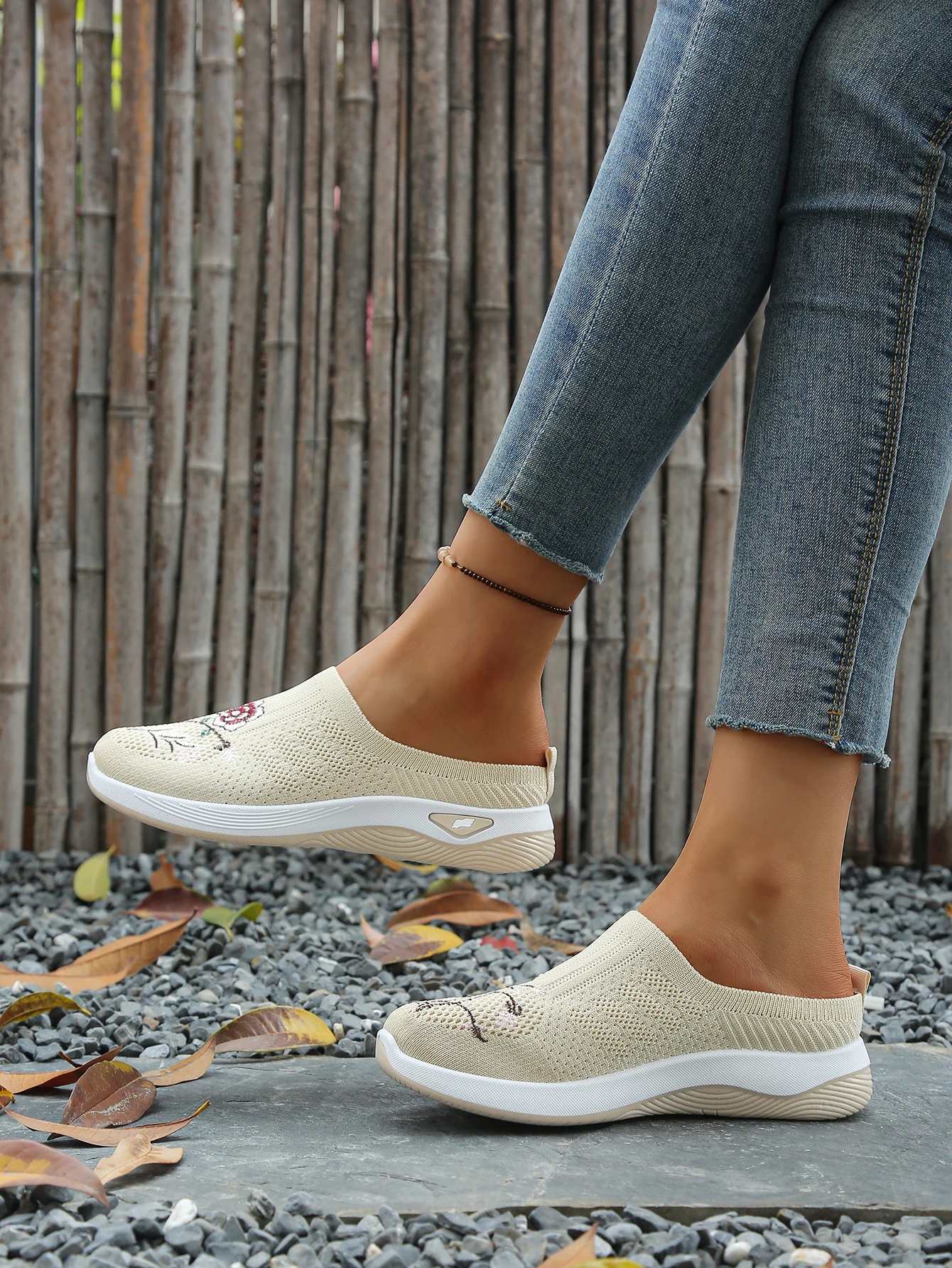 Große Größen Damen Rückenfreie Plateau-Sneaker mit Blumenstickerei, Mesh-Slipper, rutschfeste, bequeme Freizeit-Slipper für Senioren zum Gehen – Detail 3
