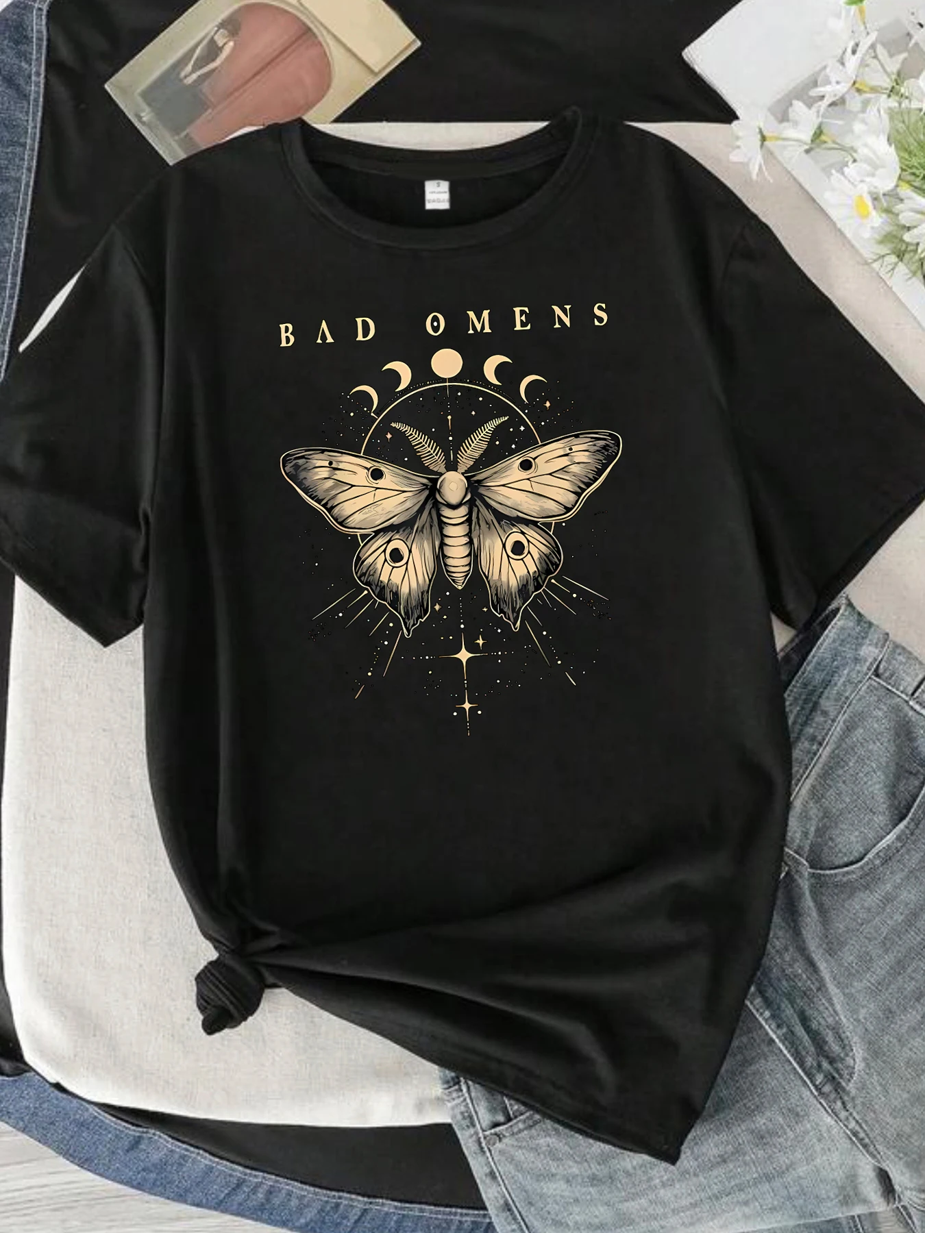 تي شيرت نسائي برقبة دائرية بنمط حروف BAD OMENS بأكمام قصيرة وطباعة عصرية بنصف كم تي شيرت مطاطي