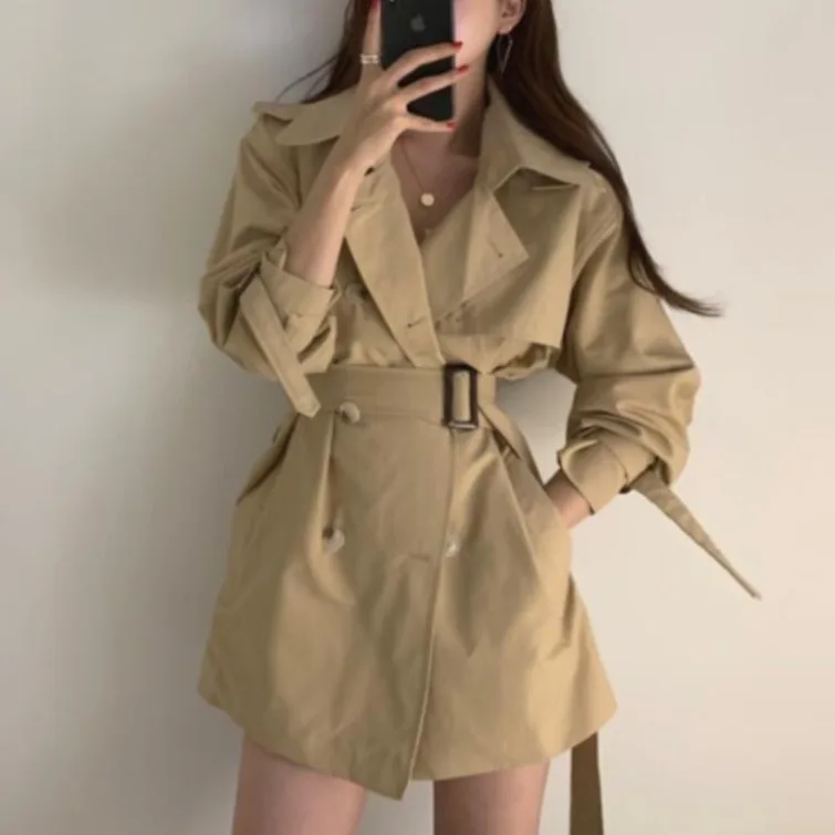 เสื้อโค้ทผู้หญิงทรงยาวปานกลาง สไตล์เกาหลี ผ้าฝ้าย ทรงหลวม กระดุมสองแถว พร้อมเข็มขัดรัดเอว ช่วยให้ดูผอมเพรียว เหมาะสำหรับฤดูใบไม้ร่วงและฤดูหนาว